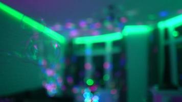 bolle galleggiante in giro nel un' buio camera con multicolore luci video