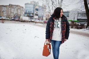 yong mujer asiática usa chaqueta con bolso en el frío día de invierno. foto