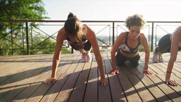 sesión de entrenamiento grupal de mujeres al aire libre video