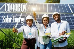 energia solar comoras. ingenieros africanos en la estación de paneles. foto