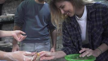 pessoas em estúdio na aula de cerâmica video