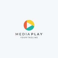 botón de reproducción del logotipo multimedia con triángulo moderno, el logotipo se puede utilizar para multimedia, impresión, tecnología y otros negocios. vector