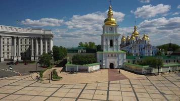 vista aérea de la plaza mykhailiv con st. el monasterio de cúpulas doradas de miguel en la ciudad capital de Kyiv, ucrania video