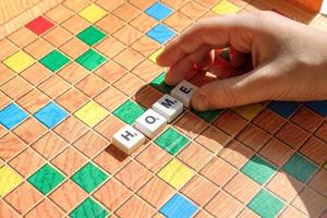 letras del juego de scrabble. el niño establece la palabra en casa. concepto de educación y aprendizaje. foto