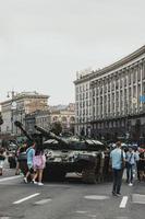 Kyiv, ucrania, 23 de agosto de 2022. desfile de equipo militar destruido de las tropas rusas en el khreshchatyk foto