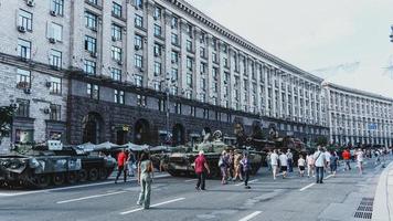 Kyiv, ucrania, 23 de agosto de 2022. desfile de equipo militar destruido de las tropas rusas en el khreshchatyk foto