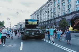 Kyiv, ucrania, 23 de agosto de 2022. desfile de equipo militar destruido de las tropas rusas en el khreshchatyk foto