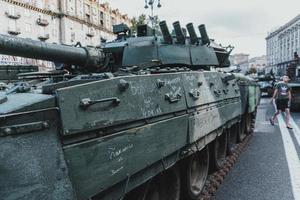 Kyiv, ucrania, 23 de agosto de 2022. desfile de equipo militar destruido de las tropas rusas en el khreshchatyk foto