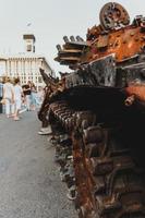 Kyiv, ucrania, 23 de agosto de 2022. desfile de equipo militar destruido de las tropas rusas en el khreshchatyk foto