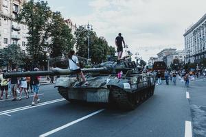 Kyiv, ucrania, 23 de agosto de 2022. desfile de equipo militar destruido de las tropas rusas en el khreshchatyk foto