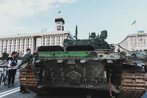 Kyiv, ucrania, 23 de agosto de 2022. desfile de equipo militar destruido de las tropas rusas en el khreshchatyk foto