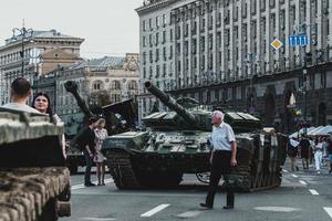 Kyiv, ucrania, 23 de agosto de 2022. desfile de equipo militar destruido de las tropas rusas en el khreshchatyk foto