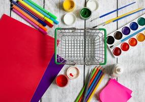 papelería colorida para la escuela sobre un fondo rústico. concepto de aprendizaje copie el espacio foto