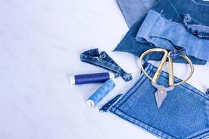 reutilización de jeans viejos, el concepto de taller de costura, taller, sastrería. foto
