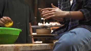 personnes en studio au cours de poterie video