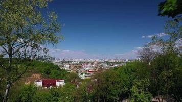 vista através das árvores para revelar a vista de kyiv, capital da ucrânia de cima video