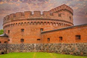 kaliningrado, rusia - 11 de junio de 2015 - paisaje con vistas a la fortaleza de palmniken. kaliningrado foto