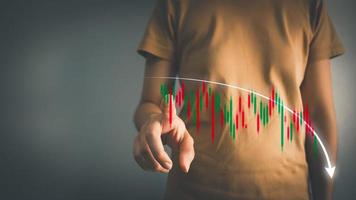 el inversor analiza el gráfico de acciones, el gráfico de pronóstico del empresario en tendencia bajista, el efecto de la inflación, la depresión económica, el efecto de guerra en Rusia y Ucrania, la financiación de la guerra comercial, el impacto del covid-19 foto