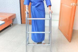 desenfoque, las pacientes practican caminar con un andador en el hospital. foto
