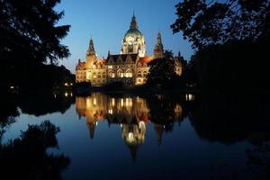 nuevo ayuntamiento en hannover alemania en la noche foto