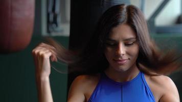 femme de remise en forme à la salle de gym video