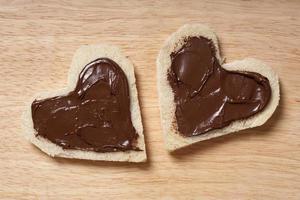 dos rebanadas de pan en forma de corazón con chocolate para untar foto