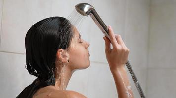 Frau in der Dusche spült Gesicht und Haare in Zeitlupe video