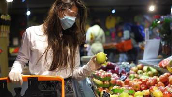 Frau beim Einkaufen mit Maske video