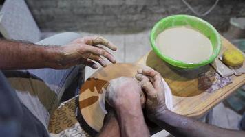 personnes en studio pour cours de poterie, sculpture en céramique video