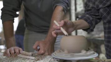 mensen in studio voor pottenbakkerij klas, keramisch beeldhouwwerk video