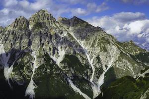 vista desde la silla de montar de la montaña kreuzjoch foto