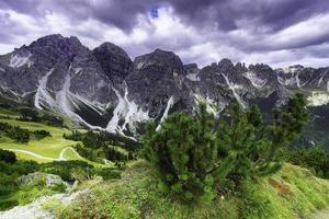 vista desde la silla de montar de la montaña kreuzjoch foto