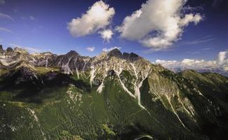 vista desde la silla de montar de la montaña kreuzjoch foto