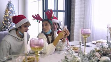 mensen Bij een vakantie partij vieren samen vervelend de kerstman hoeden