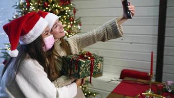 fille de noël prenant selfie video