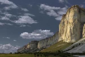 paisaje montañoso, rocoso y la cima de la roca blanca contra el cielo. foto