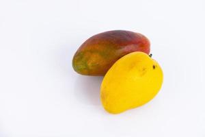 varios tipos de mango con cáscara amarilla y roja, una fruta tailandesa favorita, sobre un fondo blanco. Producto ecológico, respetuoso con el medio ambiente. copie el espacio foto