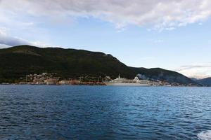 bahía de kotor, montenegro - 21 de octubre de 2020 - odisea de cruceros en la bahía de kotor. todo el barco es visible. acantilados rocosos y cielo azul. foto