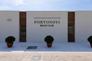 portonovi, montenegro, 20 de octubre de 2020 - club de playa en la bahía de kotor en el mar adriático. foto