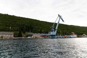 bijela, montenegro - 21 de octubre de 2020 - astillero con grúa portuaria y submarino en bijela, bahía de kotor, montenegro foto