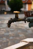 grifo de agua potable para los visitantes en el casco antiguo. foto