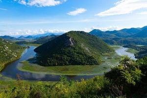 pirámide verde, una montaña en el río crnojevich o río negro, cerca de las orillas del lago skadar. montenegro foto