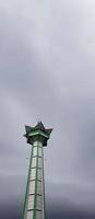 semarang, indonesia el 22 de diciembre de 2019. la torre de la gran mezquita en semarang, java central, se yergue orgullosamente contra un fondo de cielo ligeramente nublado. foto