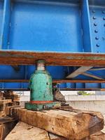 This is a hydraulic jack for lifting heavy loads. photo