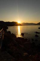 amanecer sobre la bahía de kotor, mar adriático, montenegro foto