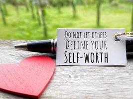 cita inspiradora y motivadora de no dejes que otros definan tu autoestima. foto de stock.