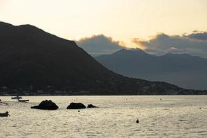 hermosa vista de las montañas en la bahía de kotor en una mañana soleada, montenegro. mar Adriatico. foto