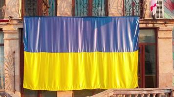 batumi, georgia, 2022 - ukrainische flagge auf gebäuden. Ausdruck der Solidarität und Unterstützung für das ukrainische Volk. stoppt den krieg in der ukraine-bewegung video