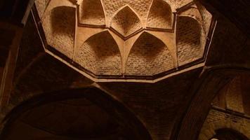 iran, 2022 - schöne älteste iranische moschee kuppel innenarchitektur video