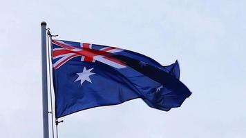 bandeira australiana soprada pelo vento no topo do pilar independência da austrália video
